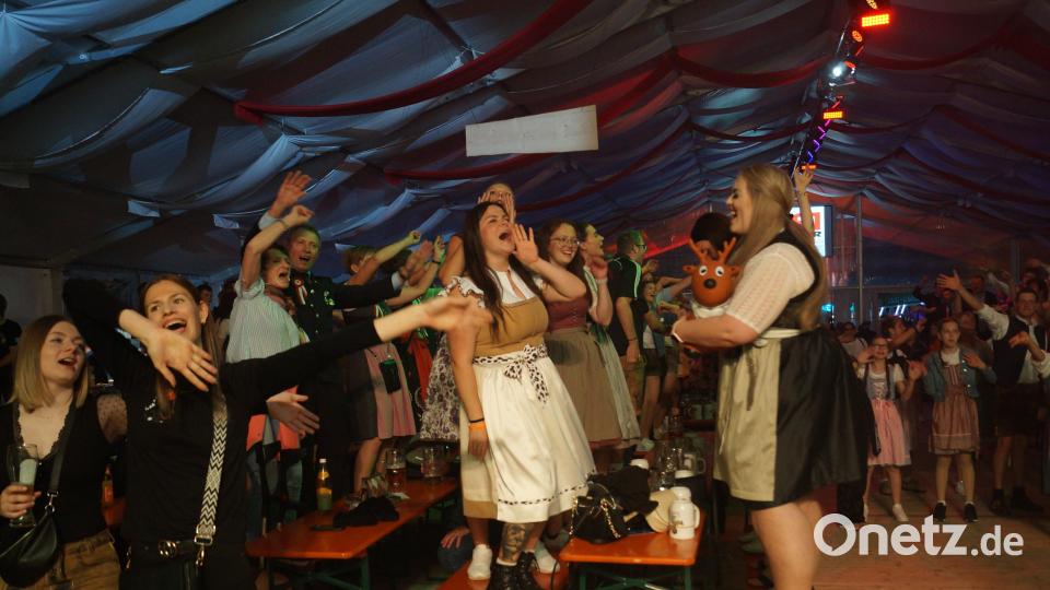 Volle Feierstimmung im Festzelt. Bild: slh