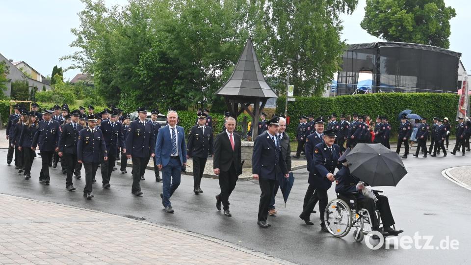 Ein langer Zug machte sich auf den Weg durch den Ort. Bild: gf