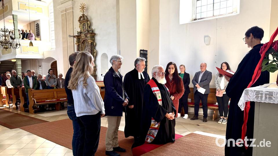 Bei einem Festgottesdienst in Fürnried wird Pfarrer Volker Dörflein in sein Amt eingeführt. Bild: Brigitte Lang/exb