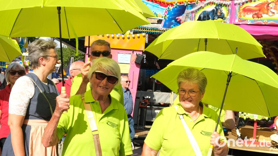 Mit ihrem sommerlichen Outfit in Lindgrün waren die Damen der Weinberger Siedlergemeinschaft ein Blickfang. Bild: Hirsch