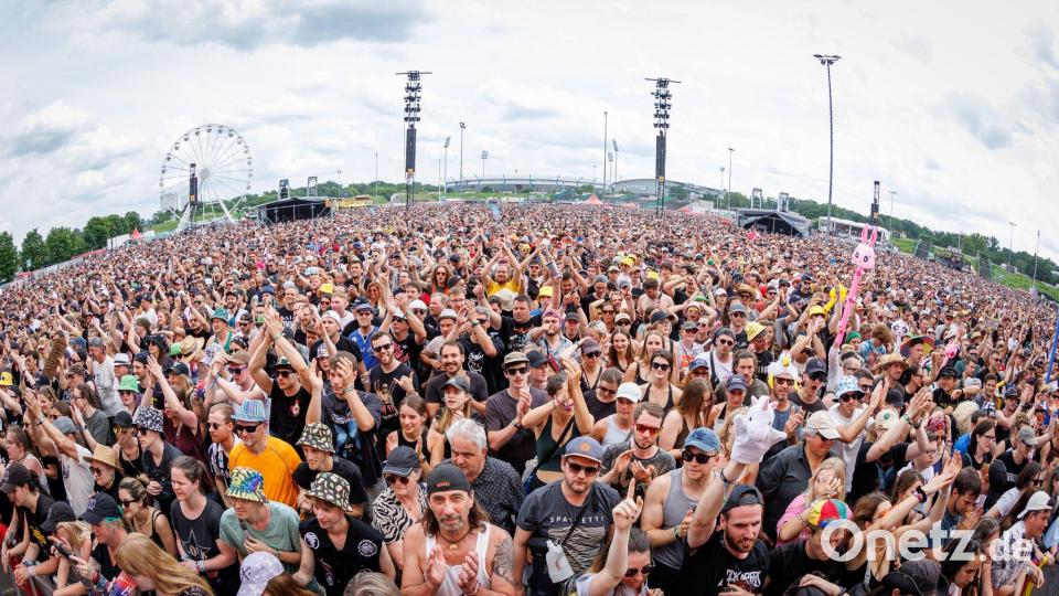 Vorne Musik, hinten Riesenrad: Bei Festivals erwarten die Fans mittlerweile mehr als Band-Auftritte. (Archivbild) Bild: Daniel Karmann/dpa