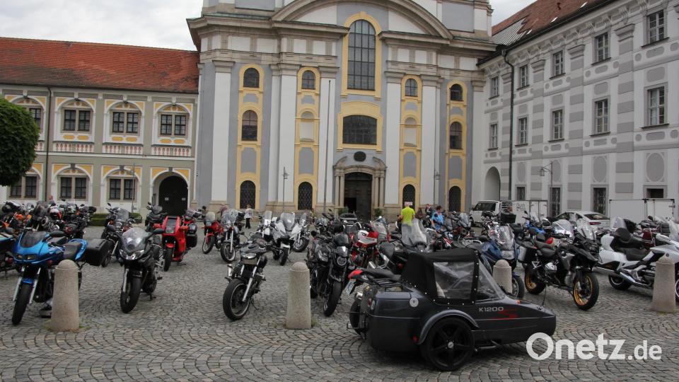 Viele Motorräder standen vor der Basilika. Bild: kro