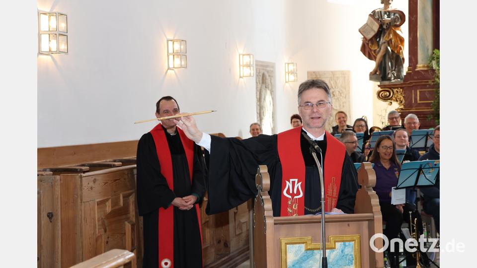 Mit dieser Pfeilhälfte wurde vor 50 jahren die Freundschaft zwischen der Kulmregion mit der Bibelschule von Mwika in Tansania begründet. Missionspfarrer Andreas Ruhs zeigte, dass sie bis heute in Ehren gehalten wird. Bild: rpp