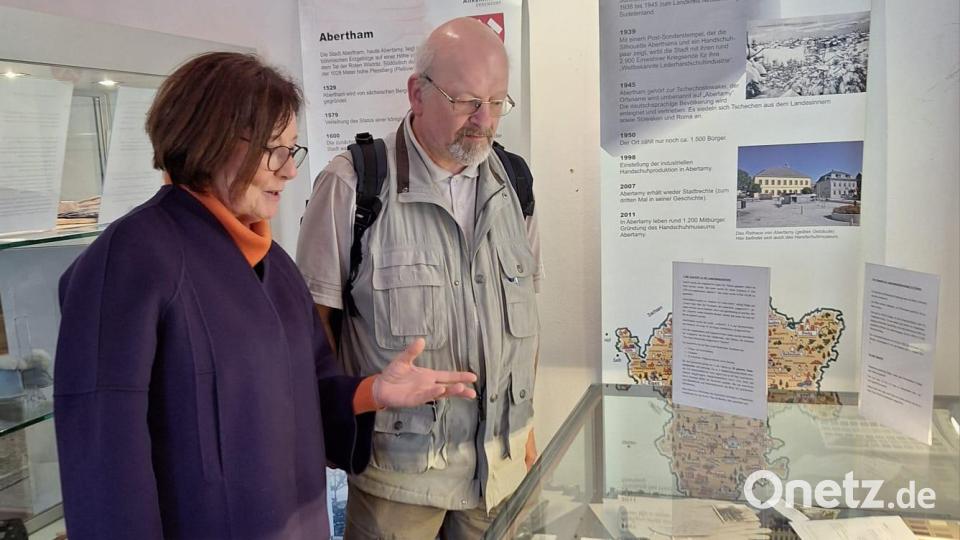 Zur Eröffnung der neuen Ausstellung im Heimat- und Handfeuerwaffenmuseum war Sieglinde Feuerabend (links) gekommen. Sie beantwortete gerne die Fragen der Besucher. Bild: Liane Preininger