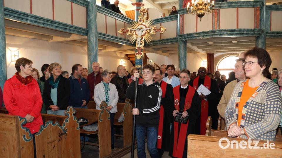 Die Gemeinde erhob sich zu Ehren der Gäste aus Tansania. Bild: rpp