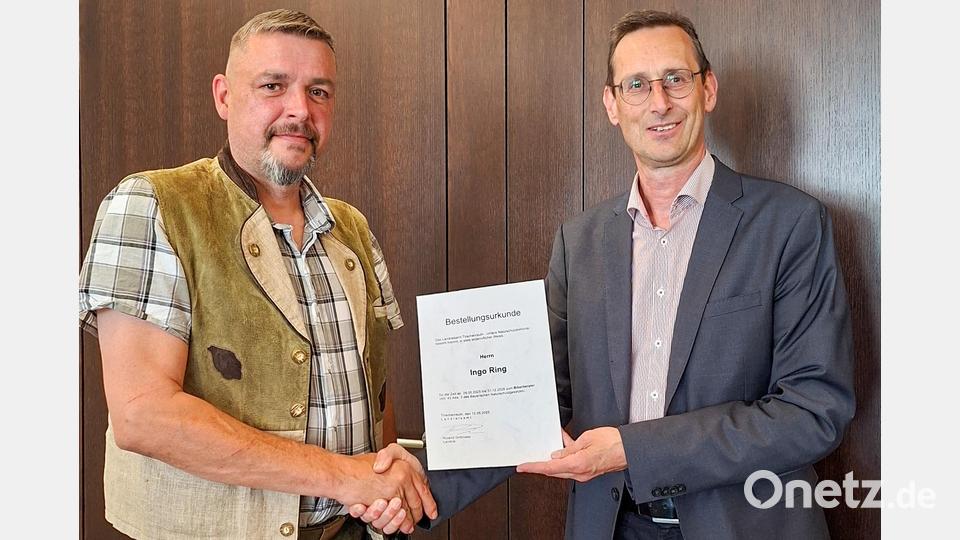 Der neue Biberberater Ingo Ring (links) zusammen mit dem Abteilungsleiter des Sachgebiets Naturschutz Markus Zapf. Bild: Silvia Blei, Landratsamt Tirschenreuth