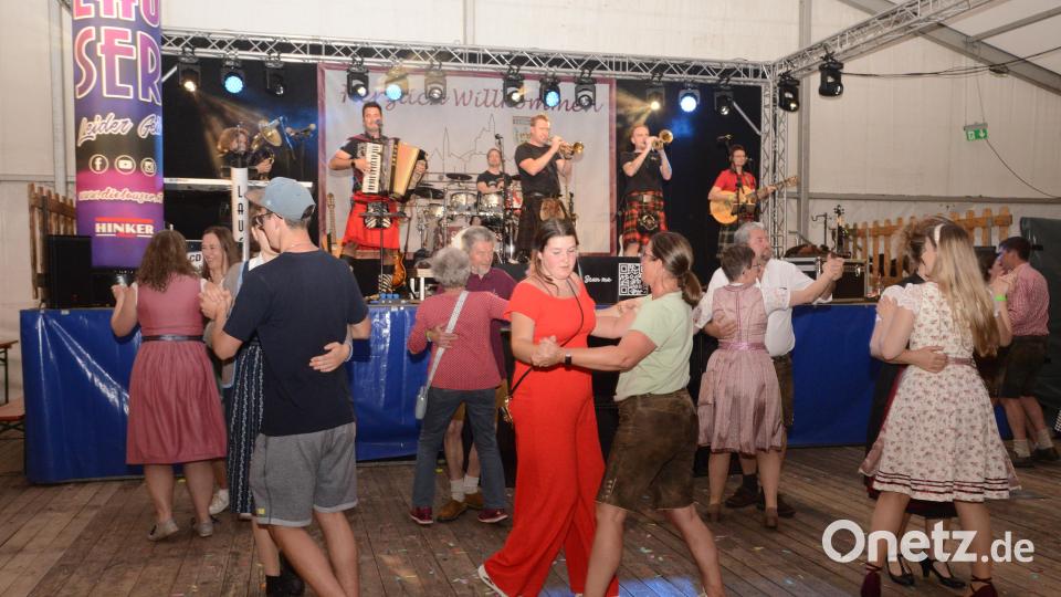 Wenn &quot;Tirol, Tirol, Tirol mein Heimatland&quot; auf dem Spielplan steht, blasen zwei Musiker der &quot;Lauser&quot; dem Publikum regelrecht den Marsch. Bild: bey