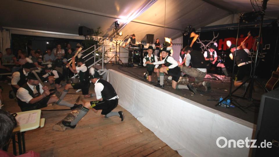 Beim Partyabend des &quot;Haidnaabtaler&quot;-Jubiläumsfestes schwangen 16 Mitglieder der Plattlergruppe die Äxte zum Holzhackerbuam-Marsch. Bild: Bernhard Piegsa
