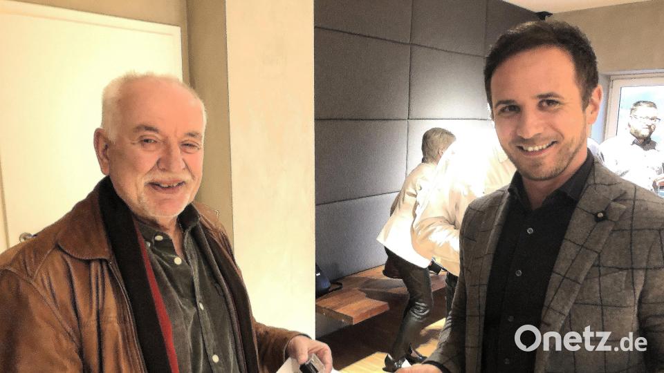 Dienstältester im Unternehmen in Fuchsmühl ist der 71-jährige Gerhard Härtl (links). Firmenchef Dr. Philipp Pirmanschegg gratulierte dem Mitarbeiter und Jubilar zum 55. Betriebsjubiläum. Bild: wro