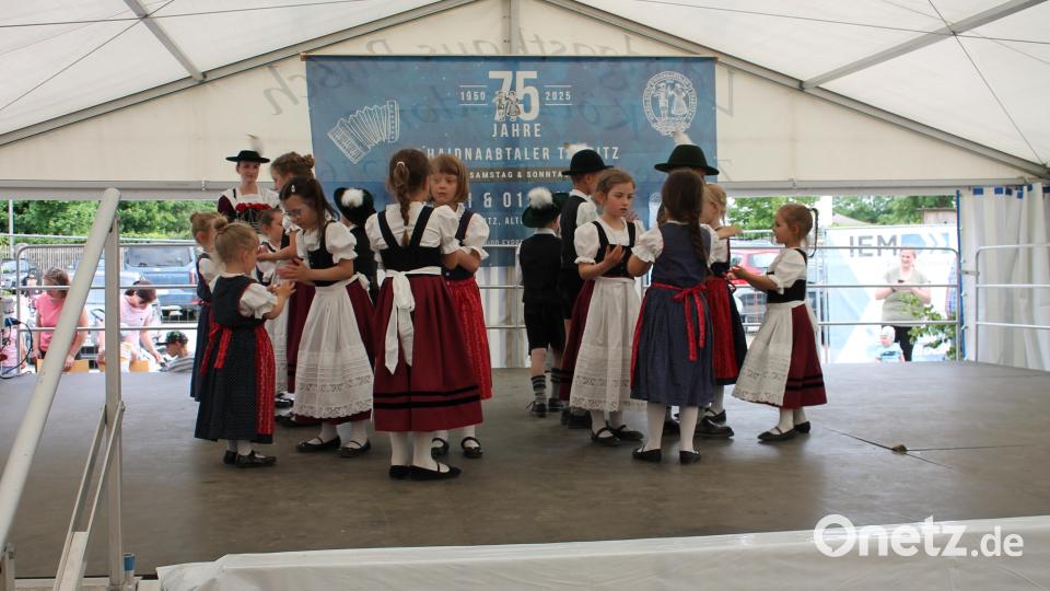 Keineswegs &quot;schlampig&quot;, sondern routiniert und mit Freude tanzten die jüngsten &quot;Haidnaabtaler&quot;-Aktiven den fränkischen Volkstanz &quot;Schlamperer&quot;. Bild: Bernhard Piegsa
