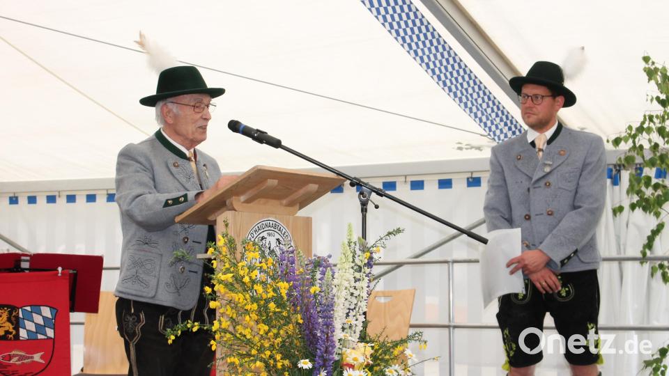 Als Bursche wurde Bernhard Hartmann (links, mit dem jetzigen Vorsitzenden Johannes Pamler) &quot;Haidnaabtaler&quot;-Gründungsmitglied. Gemeinsam mit Gattin Helene übernahm er die Schirmherrschaft für das Jubiläumsfest. Bild: Bernhard Piegsa