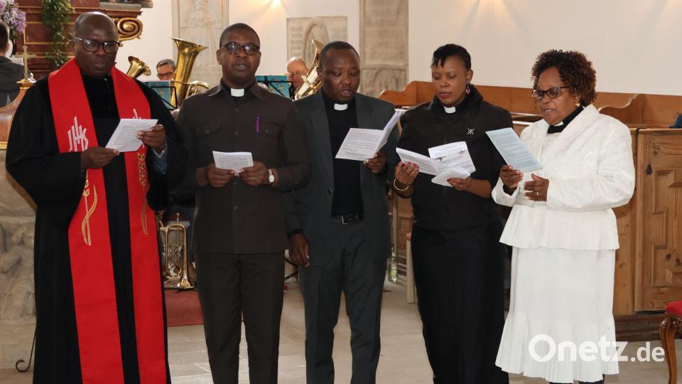 Die Gäste sangen der Gemeinde einige Verse in Suaheli vor, das einen ganz anderen Sprachrhythmus als das Deutsche hat.
Von links: Rev. Akyoo, Rev Materu, Simon Molke (Pfarrer und Student), Lilian Mbowe (Studentenpfarrerin) und Rachel Axwesso (Lehrerin). Bild: rpp