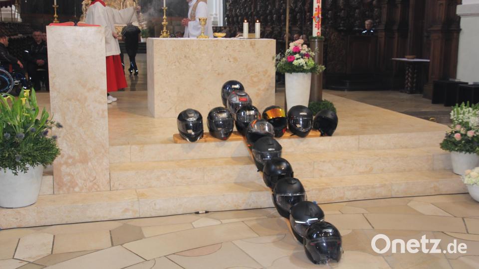 Vor dem Altar war wieder ein Kreuz aus Motorradhelmen aufgebaut. Bild: kro