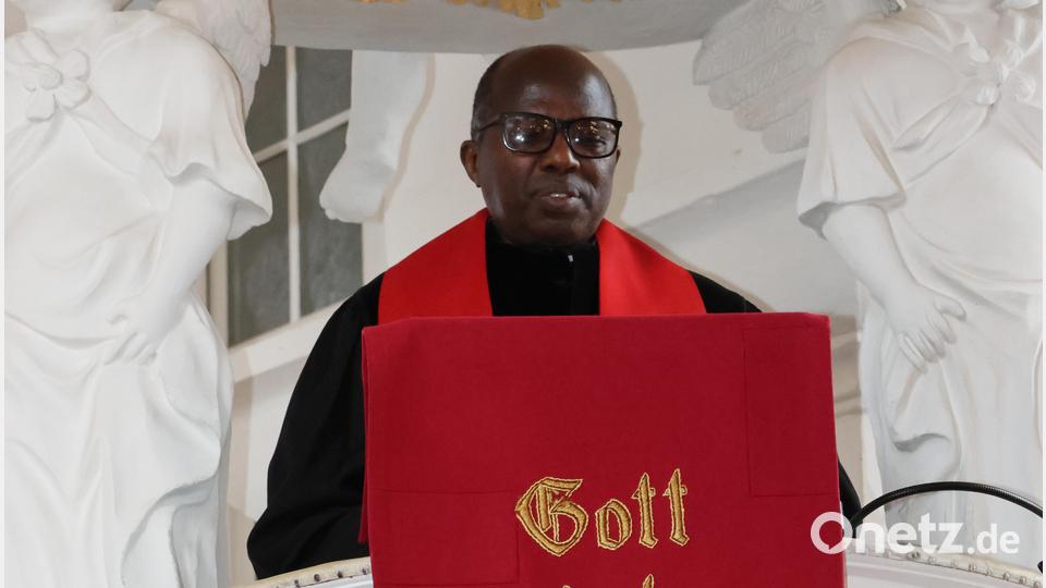 Reverend Obed Akyoo predigte in Englisch. Seine Worte wurden ins Deutsche übersetzt. Bild: rpp