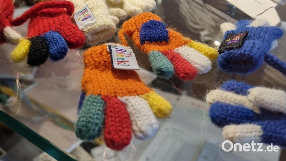 Zu den Exponaten zählen auch diese kleinen Fingerwärmer. Höchstwahrscheinlich handelt es sich um Werbegeschenke. Bild: kaz