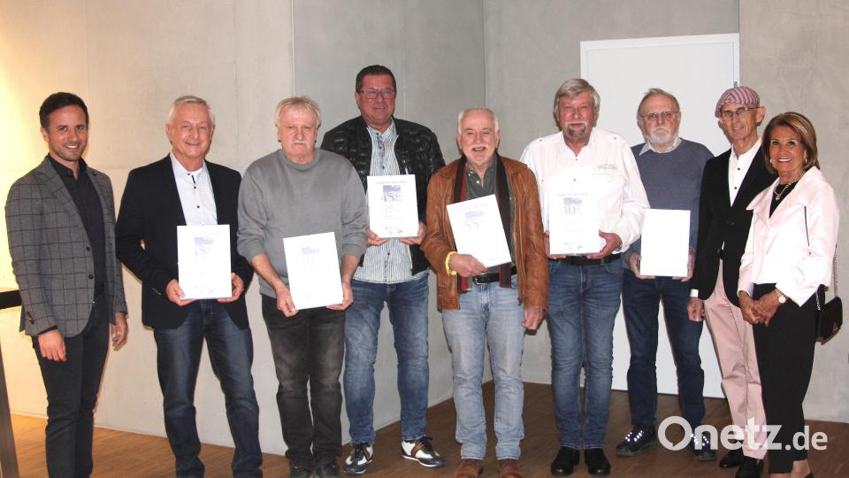 Die Ehrungen bei der Elektro-Pirmanschegg GmbH &amp; Co. KG waren eine Besonderheit. Dr. Philipp Pirmanschegg (links) gratulierte Werner Kraus (45 Betriebsjahre), Anton Zant (40), Peter Sirtl (45), Gerhard Härtl (55), Wolfgang Brunner und Hans Schrott zum jeweils 30. Firmenjubiläum (ab Zweiter von links). Den Glückwünschen schlossen sich Christl und Kurt Pirmanschegg (von rechts) an. Bild: wro
