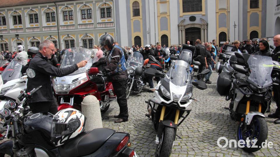 Stadtpfarrer Dr. Thomas Vogl bei der Segnung der Motorräder. Bild: kro
