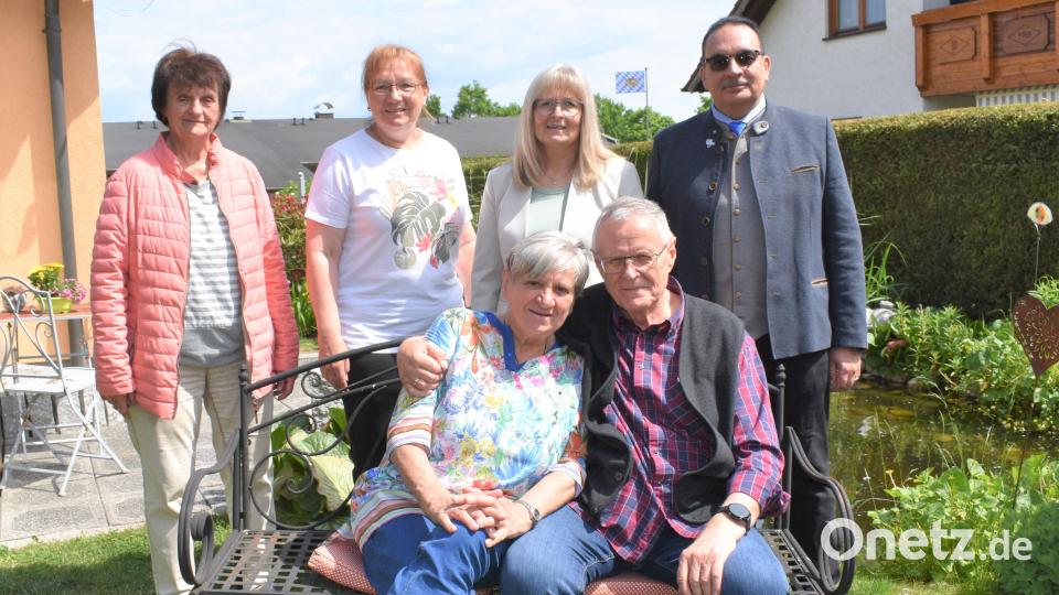 Rudolf Haupt (sitzend) feierte seinen 85. Geburtstag. Alles Gute wünschten seine Frau Hildegard sowie Brigitta Bernklau (hintere Reihe von links), Charlotte Goller, Zweite Bürgermeisterin Anita Heßler und Jürgen Hofmann. Bild: Renate Gradl [rgr] (RENATE_GRADL@YAHOO.DE)