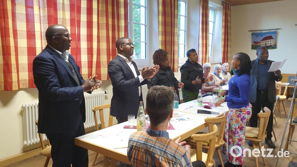 Lieder auf Deutsch und Kisuaheli wurden beim Begegnungsabend in Neunkirchen angestimmt. Von links nach rechts: Rev. Obed Mathias Akyoo, der Leiter des Colleges in Mwika, Stellvertreter Rev. John Josiah Materu, Rev. Rachel John Axwesso, Rev. Dr. Lilian Juso Mbowe sowie Upendo Mapenzi Jaspa und Rev. Simon Emmanuel Mollel. Bild: Susanne Götte