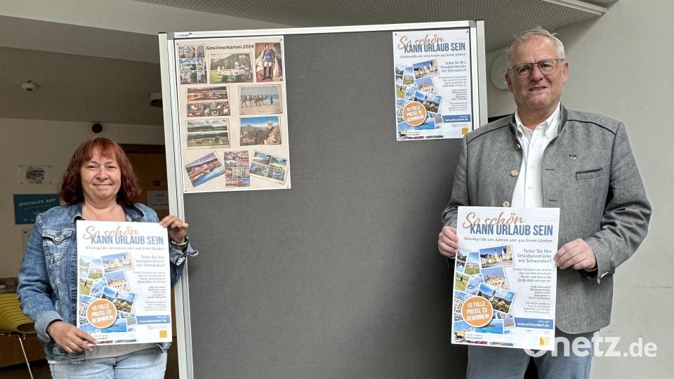 Die Familienbeauftragte der Stadt Schwandorf,
Sabine Brunner (links), und Oberbürgermeister Andreas Feller (rechts)
gaben im Foyer des Rathauses den Startschuss für die diesjährige
Postkarten-Aktion. Bild: Laura Schmaus
