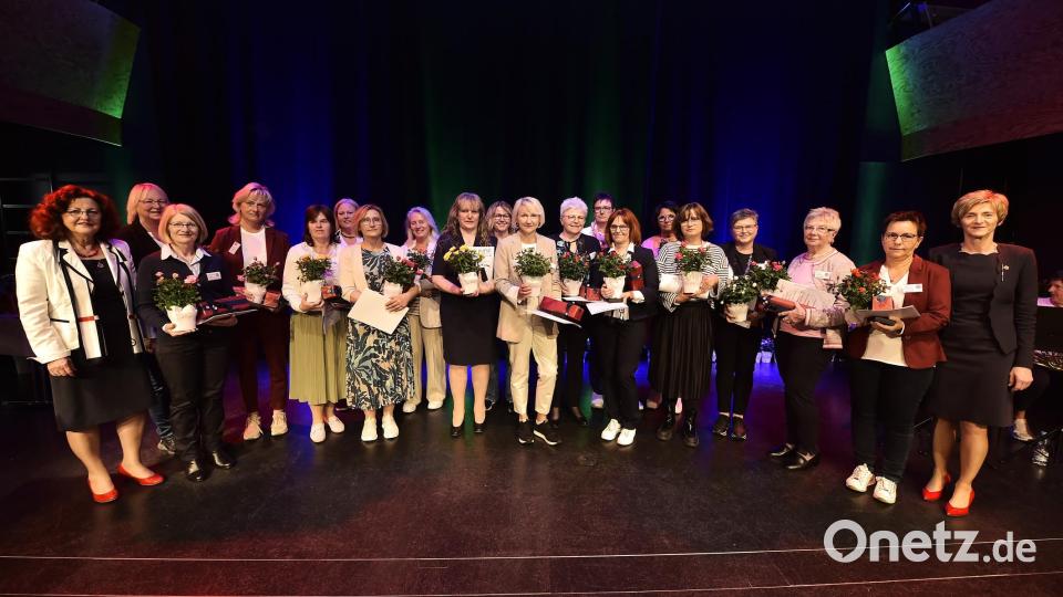 Die Geehrten für 40 Jahre Zugehörigkeit in der Schwesternschaft mit Oberin Tatjana Richter (rechts), Inge Nösner (links) und Pflegedirektorin Kerstin Wittmann (Sechste von links). Bild: Hubert Ziegler
