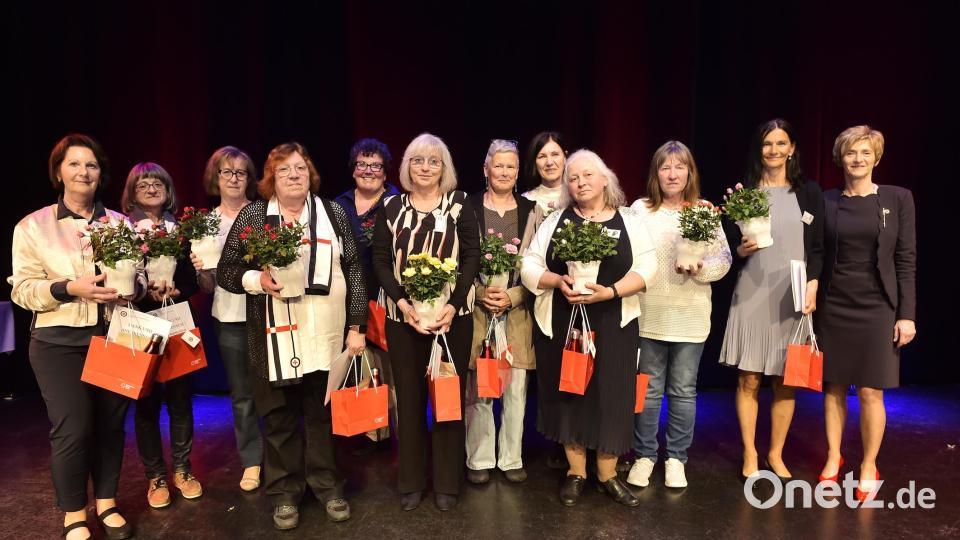 Von links nach rechts: Ingrid Findl, Angelika Biehler, Christa Lotter, Krimhild Hagen, Karin Borchers, Irmtraut Maderer, Sibylle Kern, Barbara Sonsalla, Irene Scheibel, Inge Schubert und Lisa Wendl-Reiß wurden von Oberin Tatjana Richter (rechts) in den Ruhestand verabschiedet. Bild: Hubert Ziegler