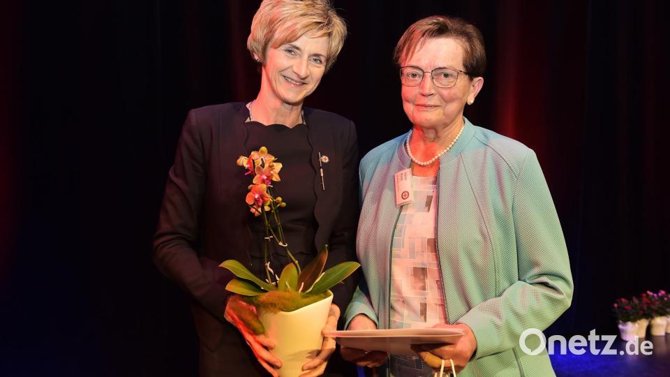 Irene Kurz (rechts) wurde von Oberin Tatjana Richter für 60 Jahre Mitgliedschaft in der Schwesternschaft geehrt. Bild: Hubert Ziegler