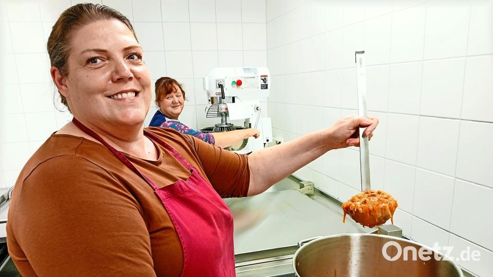 Im Lunchy kocht Hauswirtschafterin Zdenka Prunhuber zusammen mit Claudia Hippeli täglich frisches Essen. Bild: Zintl, Oswald [fpoz] (kontakt2@onetz.de)