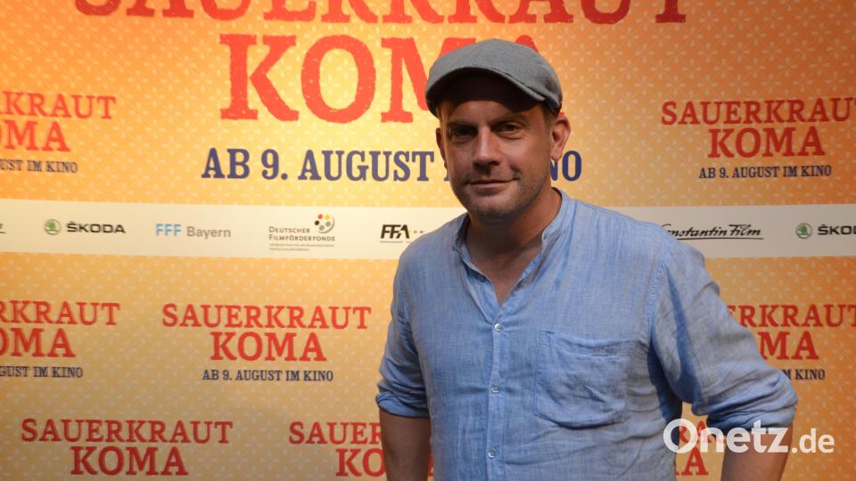 Eberhofer Darsteller Sebastian Bezzel steht vor der Selfie-Wand, wo bereits eine lange Schlange Amberger Fans auf ihn wartet. Bild: Wolfgang Ruppert