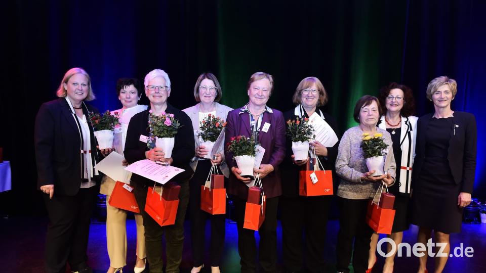 Die Geehrten für 50 Jahre Mitgliedschaft in der Schwesternschaft mit Oberin Tatjana Richter (rechts), Pflegedirektorin Kerstin Wittmann (links) und Inge Nösner (Zweite von rechts). Bild: Hubert Ziegler