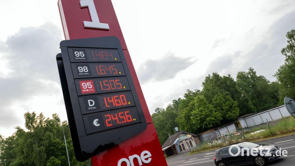 An dieser Tankstelle in Tschechien ist auch der Wechselkurs von Euro zu Kronen angegeben. Bild: Pia Bayer/dpa