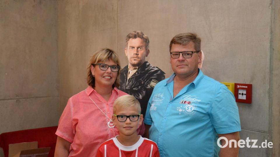 Familie Heldmann ist begeistert von den Rita Falk Verfilmungen. Sie waren bereits lange vor dem Erscheinen des Schauspielers im Kino. Sohn Maximilian (11) hat besonders viel Glück: Weil er mit einer der jüngsten im Kinosaal ist, bekommt er fünf Kinokarten mit Popcorn und Getränk geschenkt. Bild: Wolfgang Ruppert