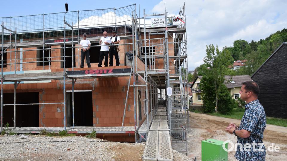 Die Zimmerleute der Firma Taubmann sprachen den Richtspruch am Rohbau, Bürgermeister Jörk Kaduk hört erfreut zu. Bild: hdk