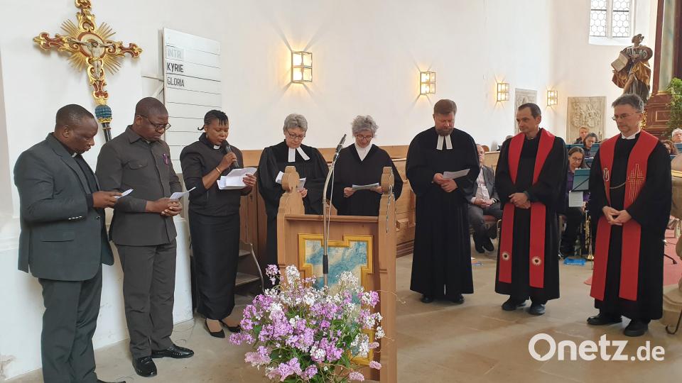 Im Festgottesdienst zum 50. Jubiläum beteten tansanische und bayerische Christinnen und Christen gemeinsam um Gottes Segen für die Partnerschaft. Von links nach rechts: Rev. Simon Emmanuel Mollel, Rev. John Josiah Materu, Rev. Dr. Lilian Juso Mbowe, Pfarrerin Friederike Steiner (Wirbenz), Religionspädagogin Lydia Engelhardt (Eschenbach), Pfarrer Hannes Kühn (Speichersdorf), Pfarrer Hartmut Klausfelder (Neustadt/Kulm) und Pfarrer Andreas Ruhs (Neunkirchen-Mantel). Bild: Susanne Götte