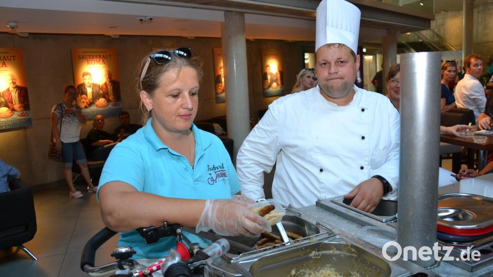Passend zum Film: Die Fahrradküche Donhauser versorgt die Besucher mit Sauerkraut und Bratwürsten. Bild: Wolfgang Ruppert