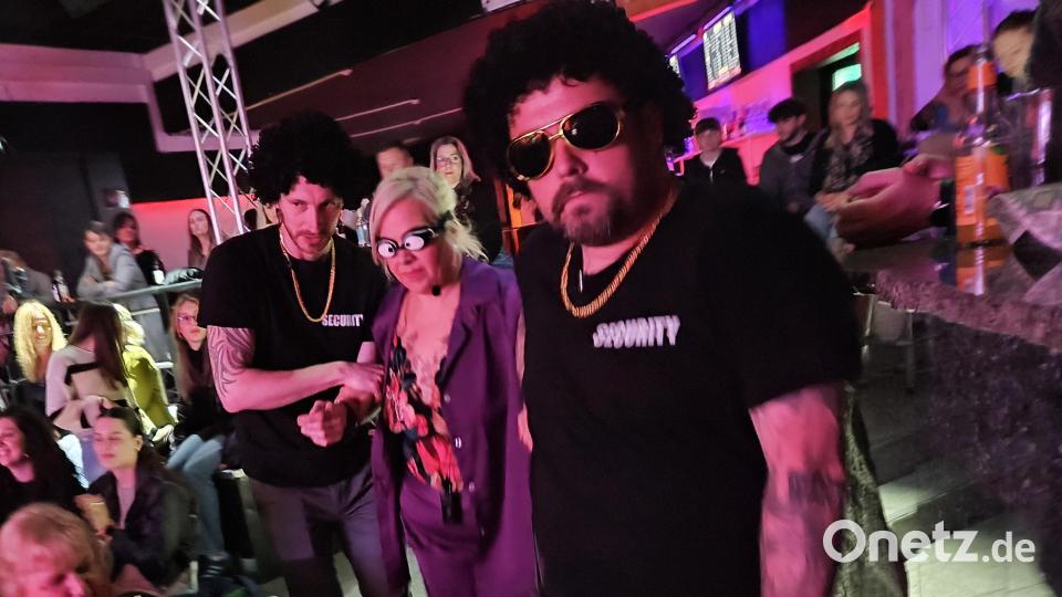 Die Security nimmt ihren Job ernst und passt auf Patricia auf. Bild: Manuela Watzl