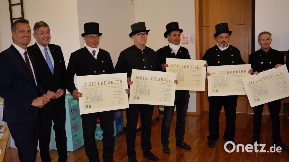 Fünf Goldene Meisterbriefe gingen an Josef Bücherl aus Roding-Fronau, Hubert Gmeiner aus Waldsassen, Hans-Jürgen Kaiser aus Maxhütte-Haidhof, Alfred Köbler aus Freystadt und Manfred Weigl aus Deining. Bild: Benedikt Wilhelm