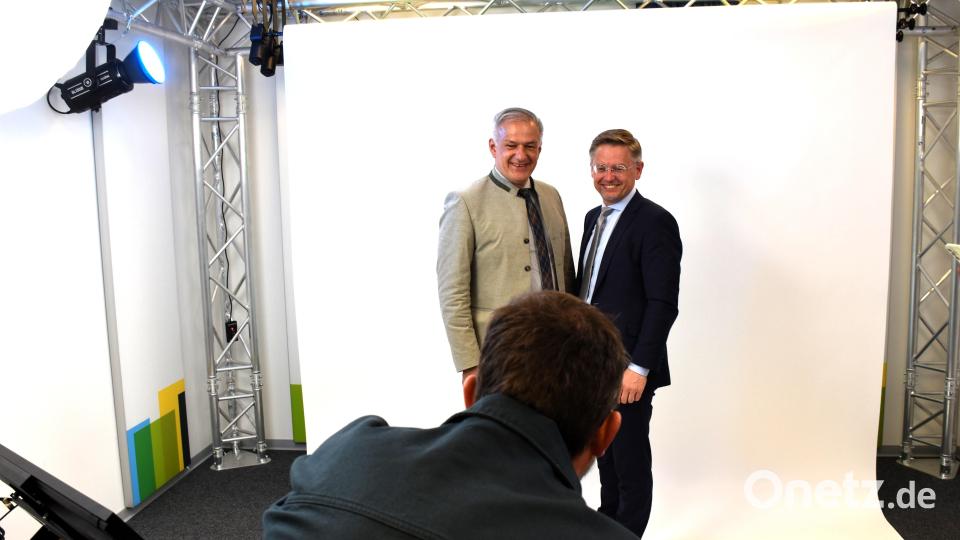 Landrat Roland Grillmeier und Landtagsabgeordneter Tobias Reiß (von links) ließen sich unter anderem von T1-Mitarbeiter Christian Kreil mit den Handys ablichten, um live zu sehen, welch hohe Bilderqualität allein die neue Leinwand im Filmstudio ermöglicht. Bild: ubb