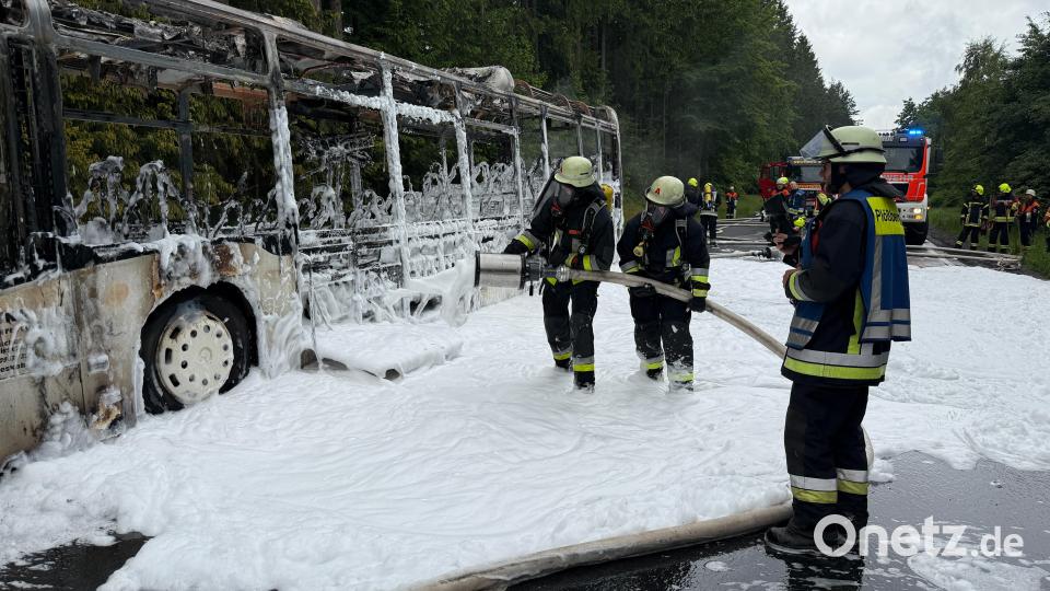Ein leerer Schulbus brannte bei Schönficht auf der Staatstraße 2181. Bild: Roland Wellenhöfer