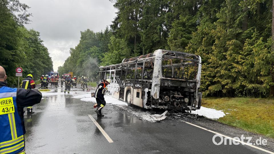Nach einem Bus-Brand liegt der Schaden bei rund 100.000 Euro. Bild: Roland Wellenhöfer