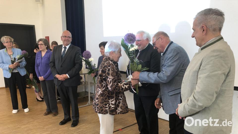 Die zu Ehrenden wurden einzeln nach vorne gerufen. Im Bild: die Delegation aus Bad Neualbenreuth. Bild: wro