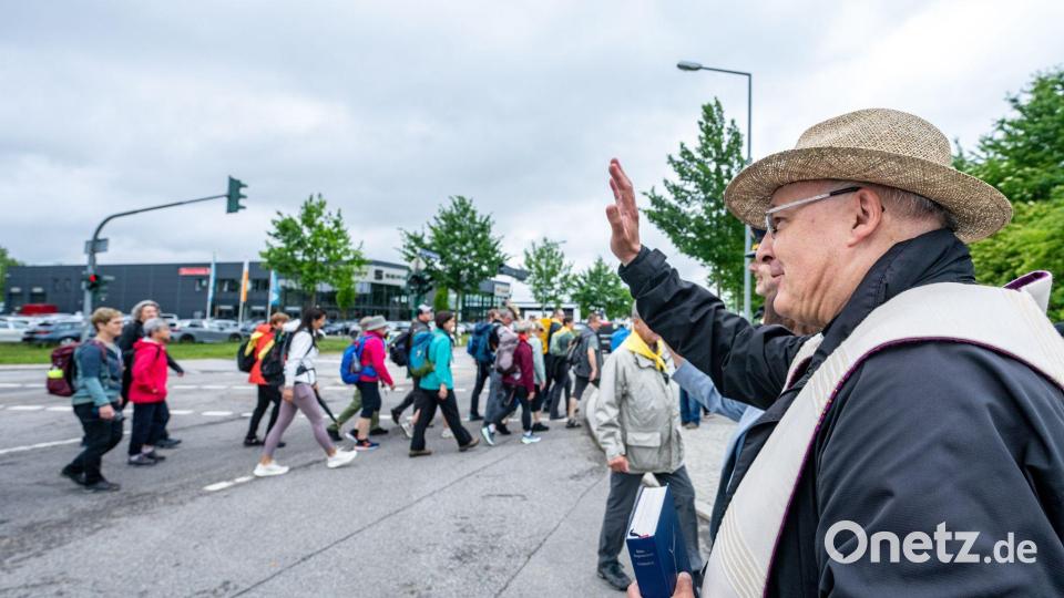 Bischof Rudolf Voderholzer segnete die Pilger. Bild: Armin Weigel/dpa