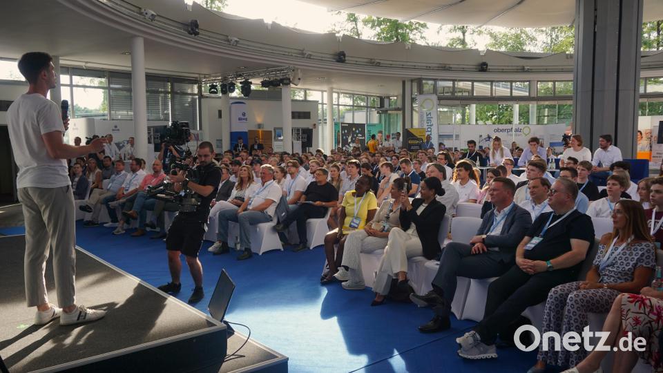 So sah es 2024 aus: Sieger Ben Bäuml vom Regensburger Start-up &quot;2Lock&quot; steht auf der &quot;Denk.summit&quot;-Bühne im vollbesetzten Innovision Center in Weiherhammer und Starjuror Carsten Maschmeyer hört zu. Archivbild: jut