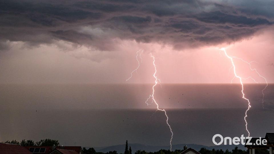 Hunderte Blitze gingen am Mittwoch über Bayern nieder, so wie hier bei Straubing. Bild: Armin Weigel/dpa