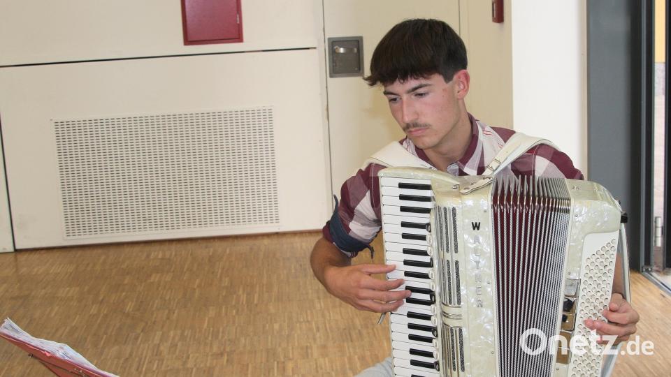 Für die Musik während der Veranstaltung sorgte der 18-jährige Kreismusikschüler Simeon Franz aus Tirschenreuth. Bild: wro