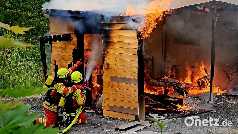 Einsatzkräfte zeigen eindrucksvoll ihr Handwerk bei der Vorführung am Wachfest der Feuerwehr Neustadt/WN. Bild: Jürgen Troppmann