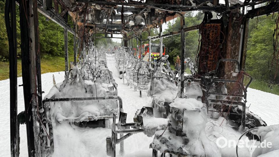 Die Feuerwehr musste ziemlich viel Löschschaum einsetzen. Bild: Roland Wellenhöfer