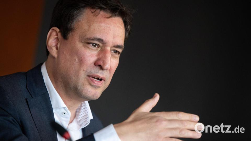 Arbeit hinter Gittern dient der Resozialisierung und nicht dem Gewinn, das ist für Justizminister Georg Eisenreich (CSU) klar. (Archivbild) Bild: Monika Skolimowska/dpa