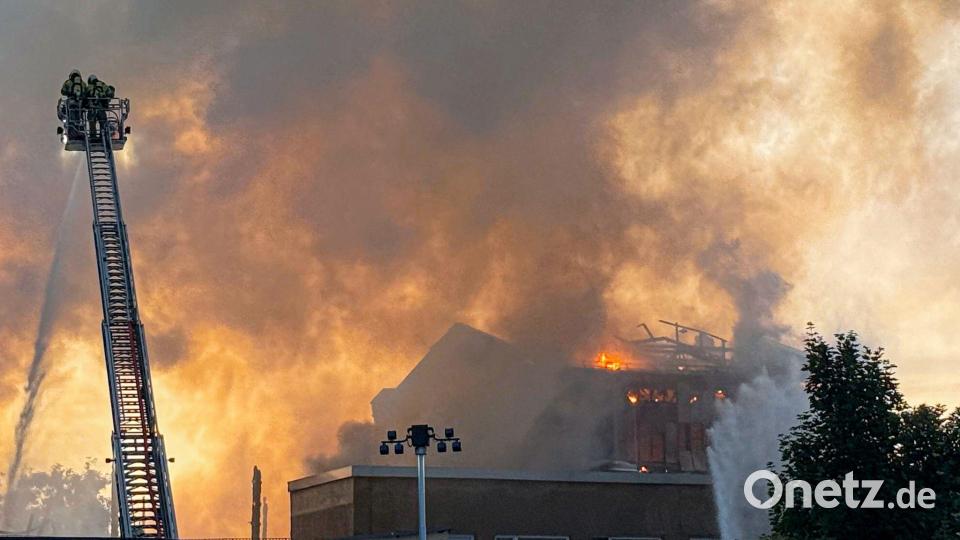 Die Flammen konnten über Stunden nur von außen bekämpft werden. Bild: Christoph Petersen/dpa