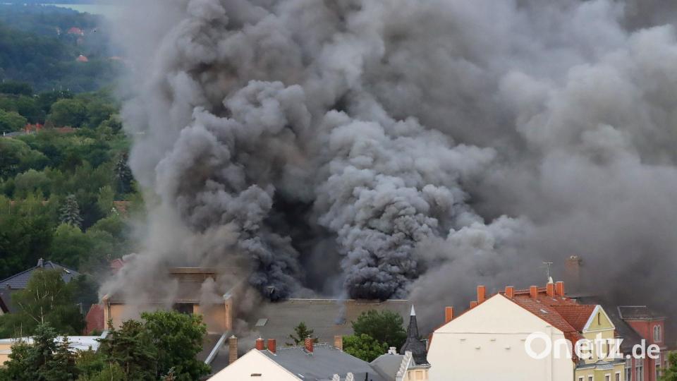 Dichte Rauchwolken waren weithin sichtbar, die Warnung der Bevölkerung wurde mittlerweile wieder aufgehoben. Bild: Christian Essler/Xcitepress/dpa